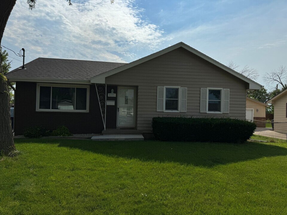 4117 64th St in Urbandale, IA - Building Photo