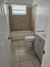 16851 NE 21st Ave in North Miami Beach, FL - Foto de edificio - Building Photo