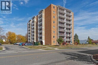 120 Pickering Dr in Amherstburg, ON - Building Photo - Building Photo