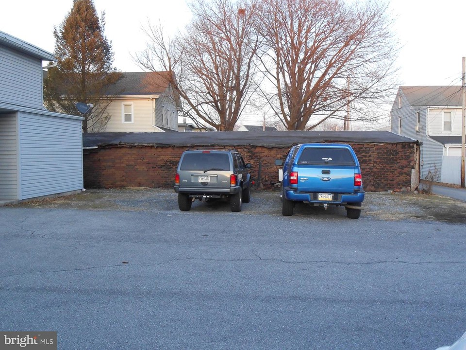 37 Railroad Ave in Manheim, PA - Building Photo