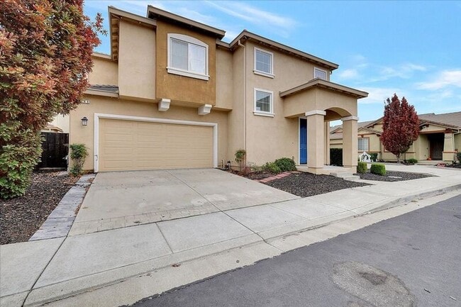 566 Del Mar Cir in Vacaville, CA - Building Photo - Building Photo