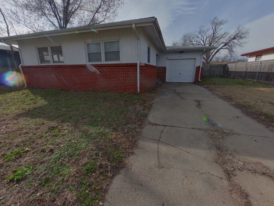 2215 S Millwood Ave in Wichita, KS - Building Photo