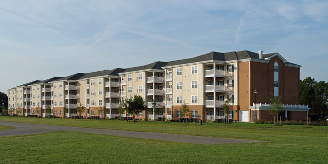 Somerset at Town Center Senior Apartments in Hampton, VA - Foto de edificio - Building Photo