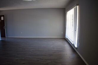 14120 Hamlin St, Unit 10 in Los Angeles, CA - Foto de edificio - Building Photo