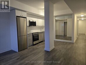 2 Manderley Dr in Toronto, ON - Building Photo - Building Photo