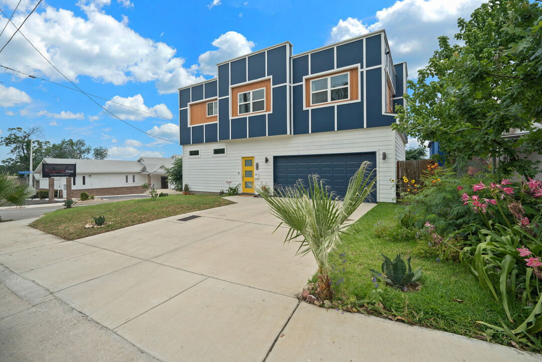 827 S Palmetto Ave in San Antonio, TX - Building Photo