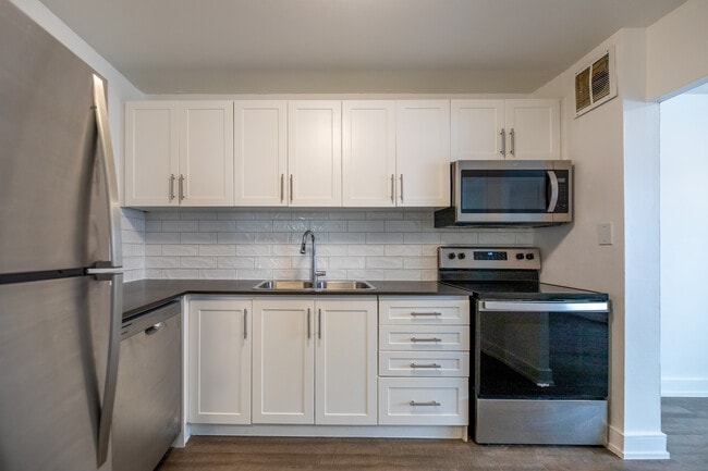 836 Talwood Dr in Peterborough, ON - Building Photo - Building Photo