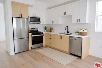 11241 Morrison St in Los Angeles, CA - Building Photo - Building Photo