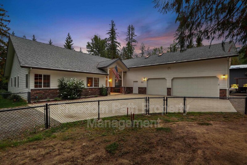 214 Birch Banks Rd in Sagle, ID - Building Photo