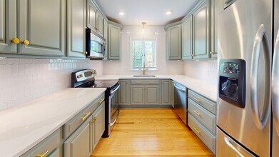 10 Herster Dr in East Lyme, CT - Building Photo - Building Photo