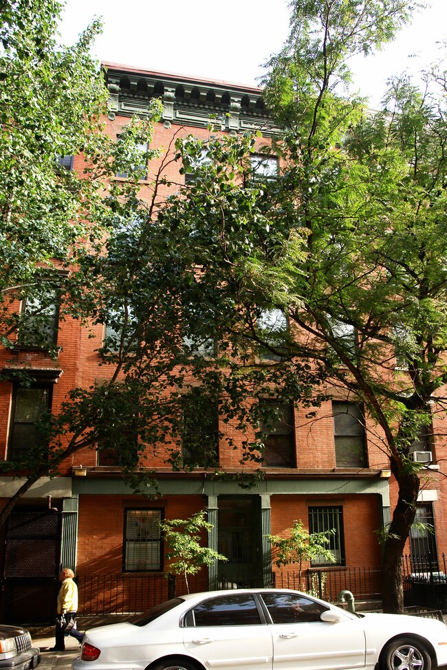 419 W 48th St