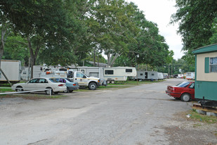 CIRCLE TRAILER PARK Apartments