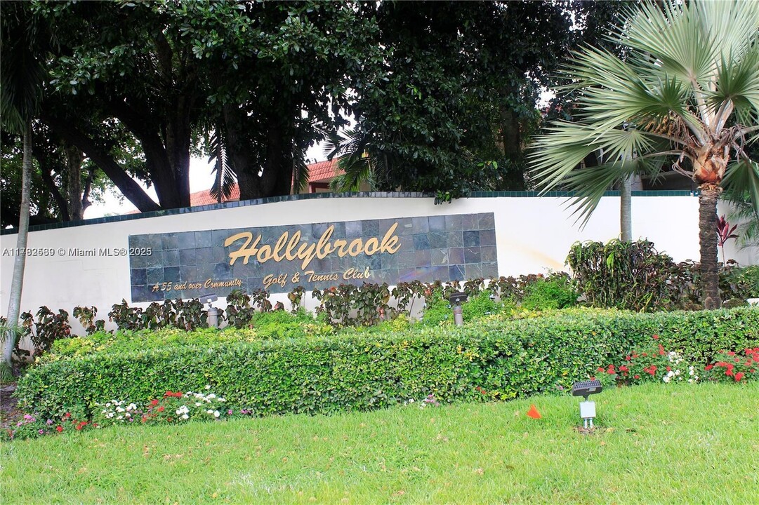 8941 S Hollybrook Blvd in Pembroke Pines, FL - Building Photo