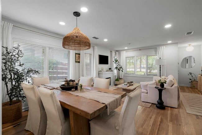 property at 3004 Oakmont Blvd