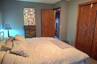 2828 Saturn Ave, Unit Upper in Eau Claire, WI - Foto de edificio - Building Photo