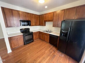 1130 Renewal Pl, Unit 100 in Raleigh, NC - Foto de edificio - Building Photo