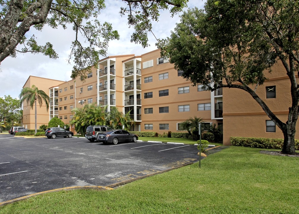 The Tennis Club II in Fort Lauderdale, FL - Building Photo