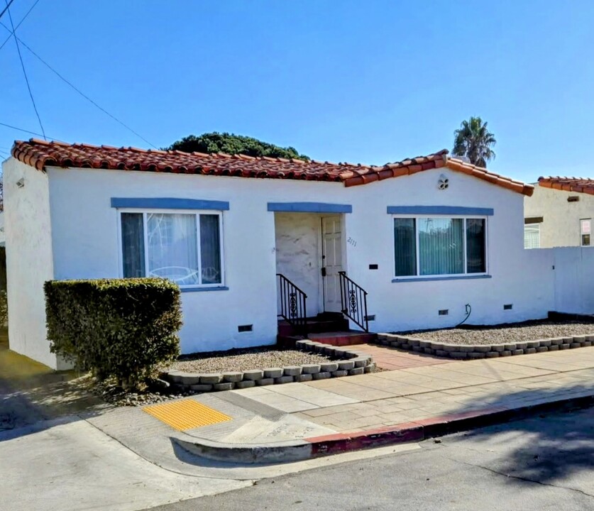 2111 Cable St in San Diego, CA - Building Photo