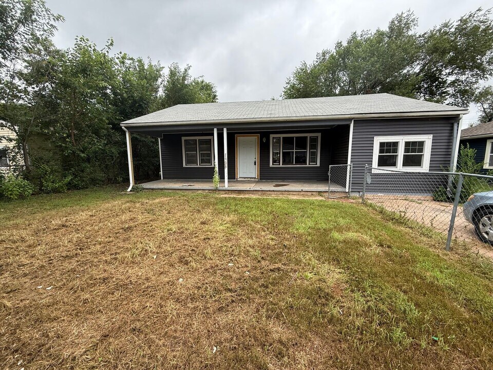 2325 N Poplar St in Wichita, KS - Building Photo