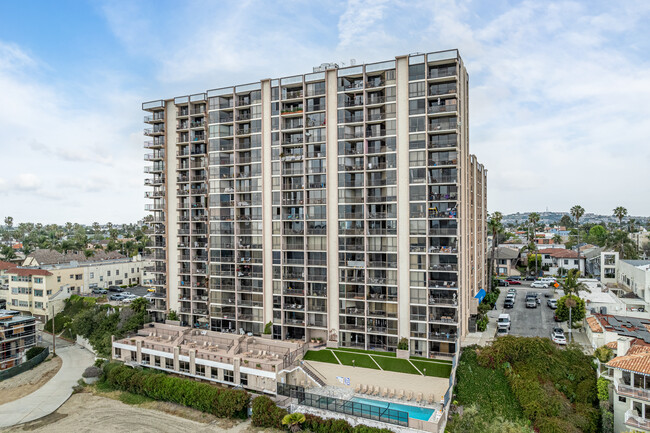 The Queen's Surf in Long Beach, CA - Building Photo - Building Photo