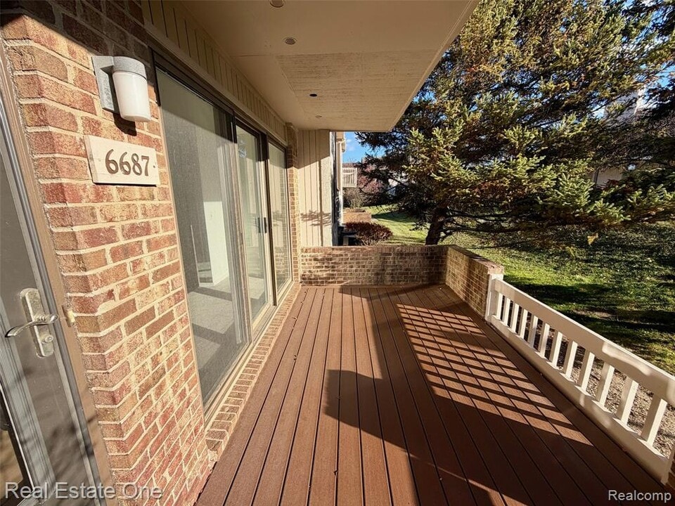 6687 Maple Lakes Dr in West Bloomfield Township, MI - Building Photo