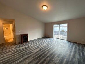 640 SE Conifer Ct in Madras, OR - Building Photo - Building Photo