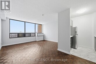 2360 Dundas St W in Toronto, ON - Building Photo - Building Photo