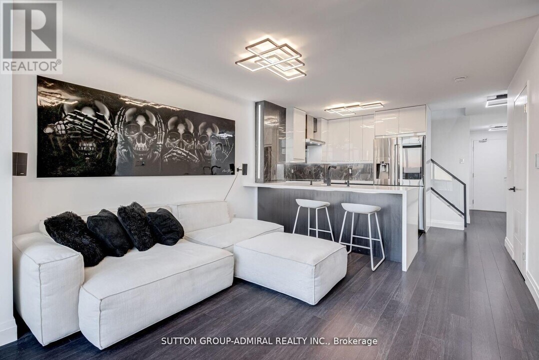 200 Manitoba St in Toronto, ON - Building Photo