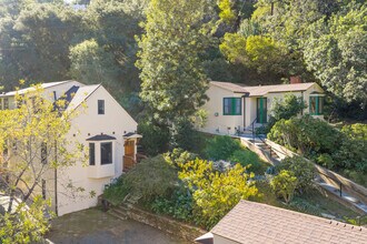 3705 Fredonia Dr in Los Angeles, CA - Foto de edificio - Building Photo