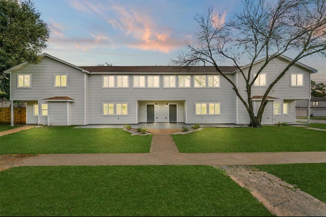 5763 Easthampton Dr in Houston, TX - Building Photo