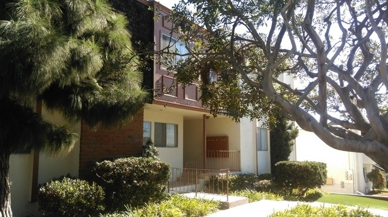 220 S. Lucia Ave. in Redondo Beach, CA - Building Photo