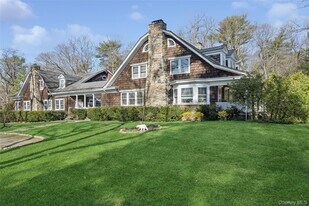 208 Wheatley Rd in Old Westbury, NY - Building Photo