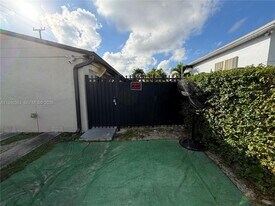 200 W 53rd Terrace in Hialeah, FL - Building Photo