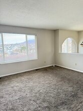 1398 Heather Dr in Layton, UT - Foto de edificio - Building Photo