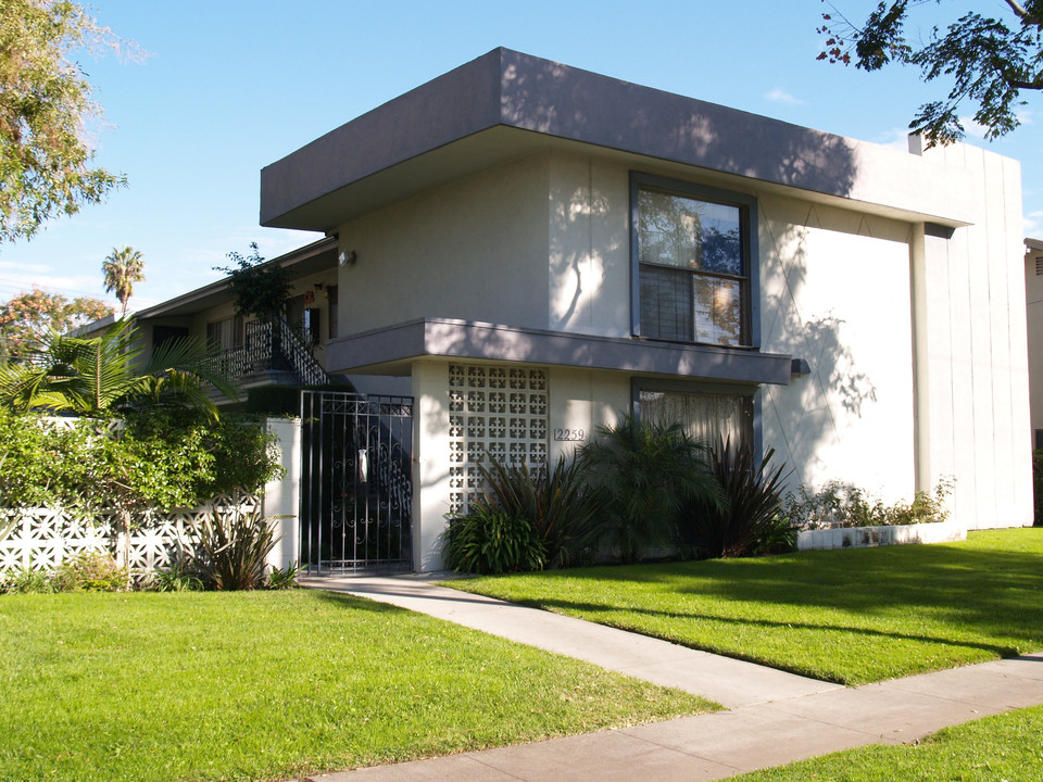 2227 E Taylor St in Stockton, CA - Foto de edificio