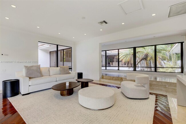 8118 Los Pinos Blvd in Coral Gables, FL - Building Photo - Building Photo