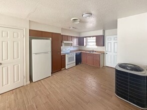 612 E Sunset Dr in Hobbs, NM - Building Photo - Building Photo