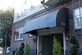 Queen Anne Arms in Seattle, WA - Foto de edificio - Building Photo