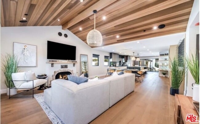 property at 622 N La Jolla Ave
