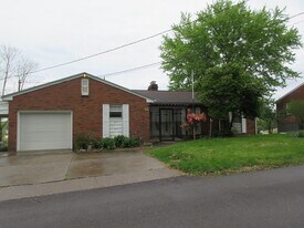 65 Willowbrook Dr in Parkersburg, WV - Building Photo