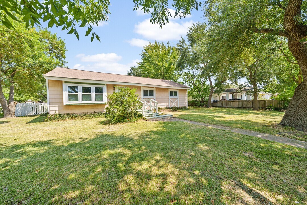 2218 12th Ave N in Texas City, TX - Building Photo