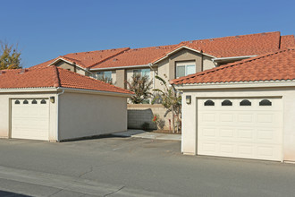 Chestnut Court in Fresno, CA - Foto de edificio - Building Photo