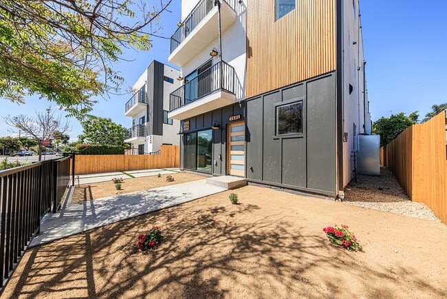 2847 S Victoria Ave in Los Angeles, CA - Building Photo - Building Photo