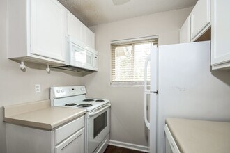 303 Andrea Ln in Hanahan, SC - Building Photo - Building Photo