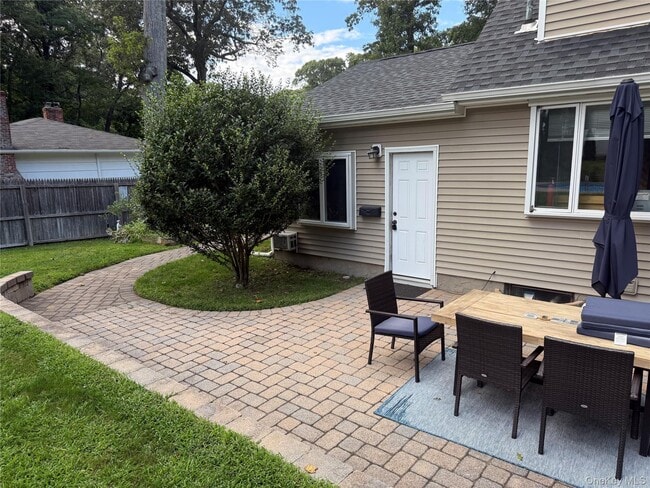 10 Oakwood Ave in Miller Place, NY - Building Photo - Building Photo