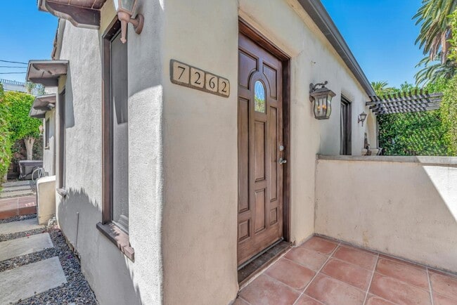 7262 Willoughby Ave in Los Angeles, CA - Building Photo - Building Photo