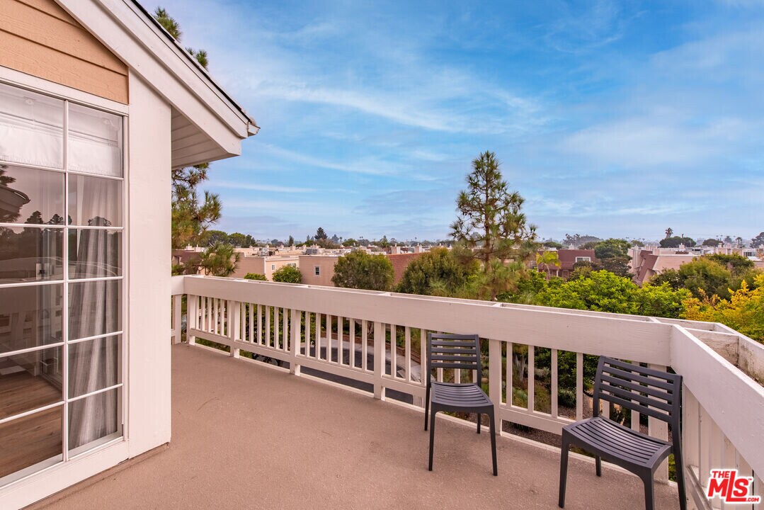 4342 Redwood Ave in Marina Del Rey, CA - Building Photo