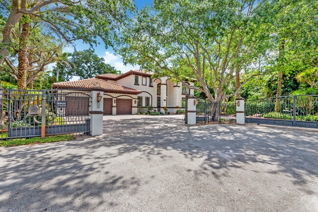 5621 SW 68th Ct in South Miami, FL - Building Photo - Building Photo