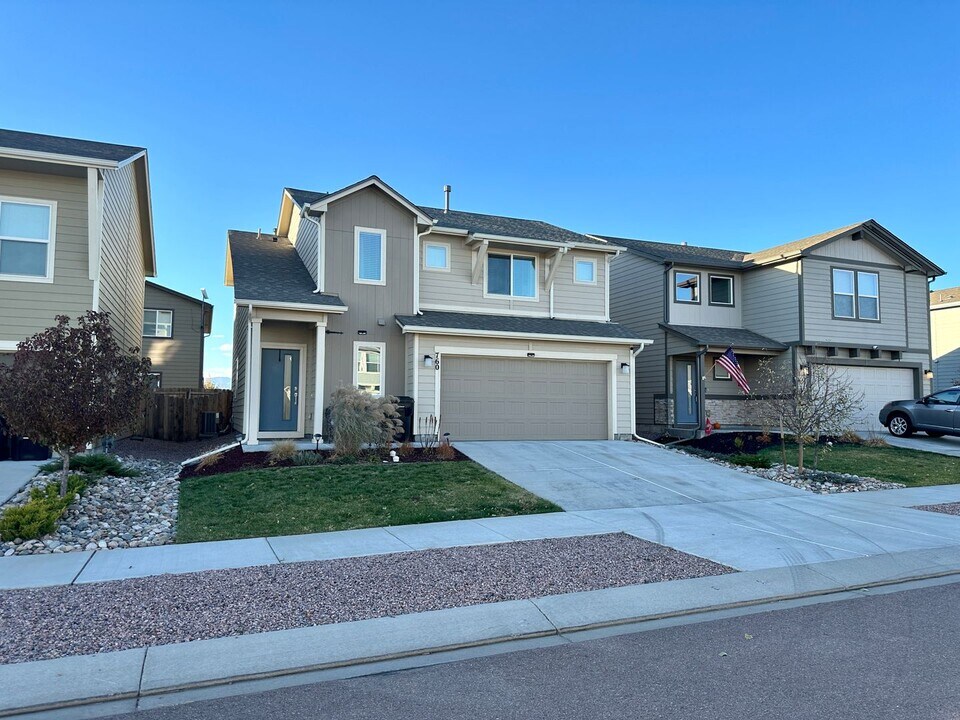 760 Endeavor Wy in Colorado Springs, CO - Foto de edificio