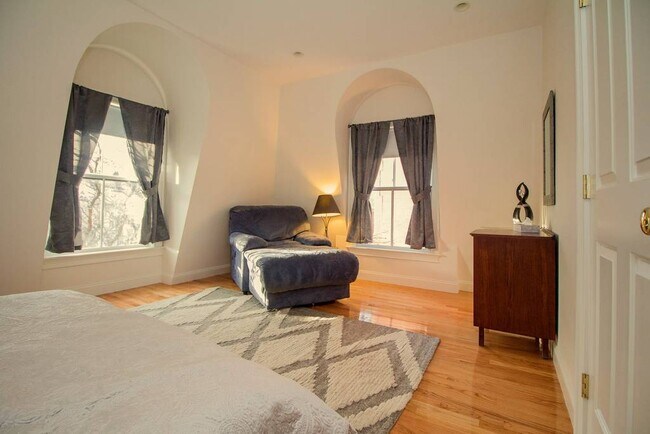 2 Harvard Sq, Unit 2